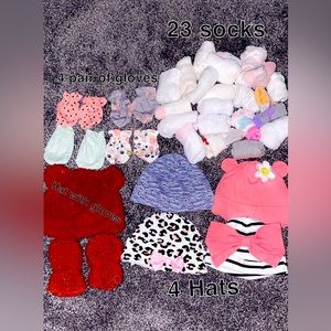 Newborn Baby girl hats , gloves & socks !! Text me for more details if necessary